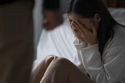 Chồng mải mê nhắn tin với người yêu cũ trong lúc vợ thức đêm chăm con ở viện: Nội dung tin nhắn gây bức xúc