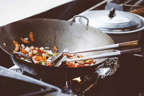 Hai vợ chồng đều mắc ung thư vú, bác sỹ chỉ ra 6 yếu tố gây họa