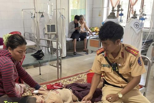 CSGT dùng xe chuyên dụng đưa cháu bé bị co giật đến bệnh viện