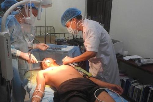 Một ngư dân bị cá kìm đâm rách cổ khi đang lặn biển