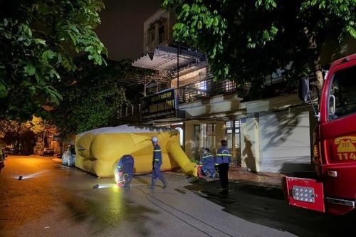 Cứu người phụ nữ có ý định nhảy từ tầng 3 xuống đất