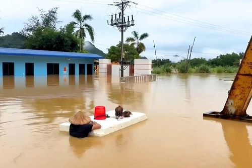 Thành phố Yên Bái ngập sâu sau mưa lớn, sét đánh cháy tay người phụ nữ ở Hà Giang