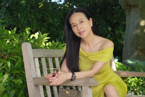 Madam Pang khoe dáng đẹp ở Thụy Sĩ