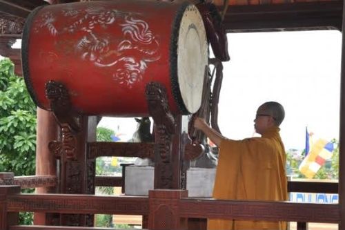 Các chùa trên cả nước cùng đánh ba hồi chuông sáng 1/7