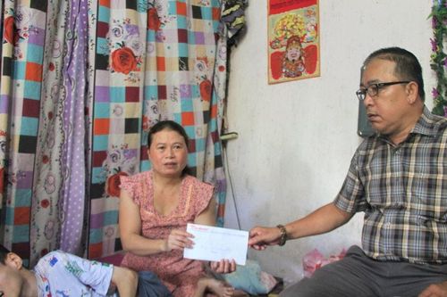Văn phòng Báo Đại đoàn kết tại Quảng Nam trao tiền bạn đọc hỗ trợ mẹ chăm con trai bị teo cơ bại liệt