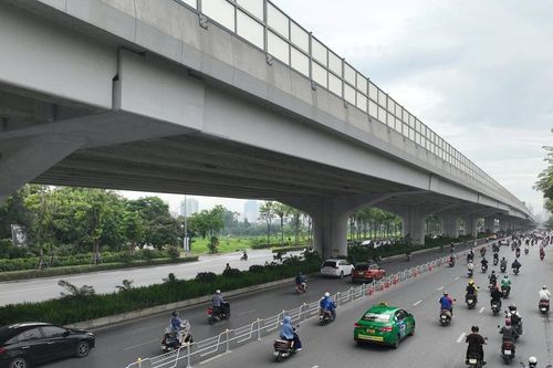 Hà Nội lắp dải phân cách cứng để phương tiện lưu thông không còn lộn xộn