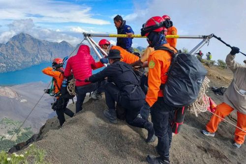 Tìm thấy thi thể du khách Brazil rơi xuống khe núi lửa ở Indonesia