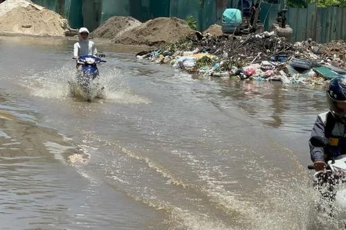 Mưa lớn khiến đường vào làng Miêu Nha ngập sâu