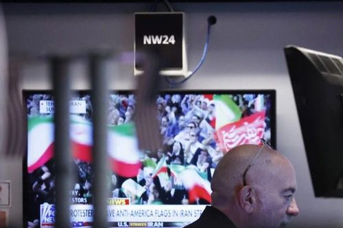Chứng khoán tăng vọt, dầu thô hạ giá khi căng thẳng Iran-Israel tạm lắng