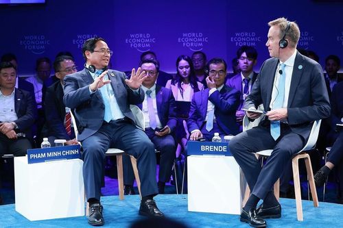 Thủ tướng đối thoại chính sách với Chủ tịch kiêm Tổng giám đốc điều hành WEF