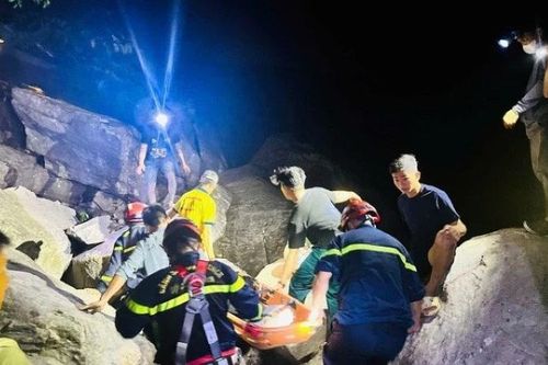 Công an Đà Nẵng xuyên đêm băng rừng đưa thi thể nạn nhân ra khỏi khu vực Khe Răm
