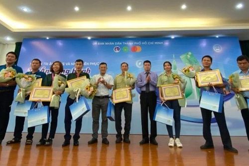 Vinh danh 30 lái xe và nhân viên xe buýt trách nhiệm, tận tâm