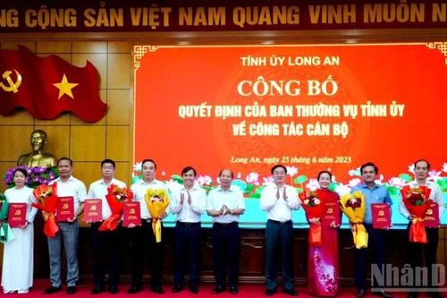 Long An công bố 18 Quyết định về công tác cán bộ