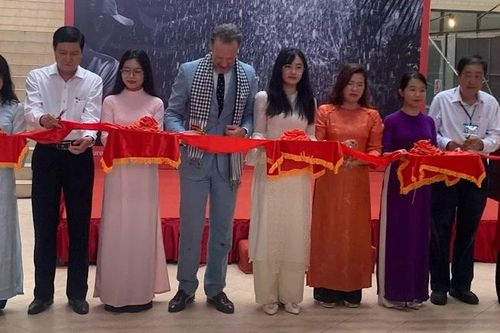 Khai mạc triển lãm ảnh 'Những khung hình về biến đổi khí hậu'