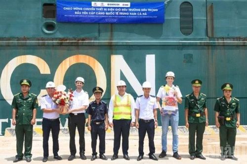 Tàu chở thiết bị điện gió cập Cảng quốc tế Trung Nam-Cà Ná