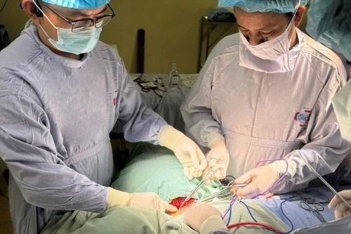 Phẫu thuật kết hợp tạo hình vạt tự thân cho bệnh nhân u phần mềm khổng lồ thành bụng