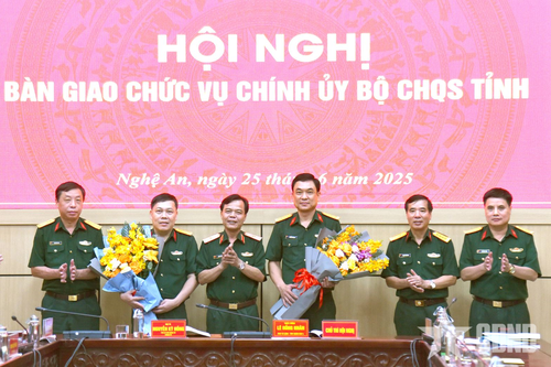 Bàn giao chức vụ Chính ủy Bộ CHQS tỉnh Nghệ An
