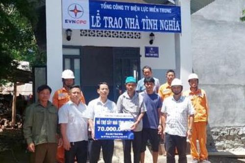 Bàn giao nhà Tình nghĩa cho hộ nghèo đồng bào dân tộc