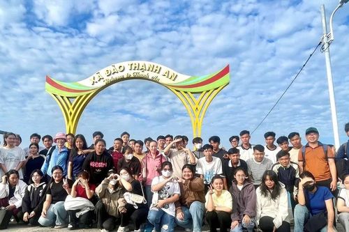 Thí sinh xã đảo Thạnh An vượt biển vào đất liền dự thi tốt nghiệp THPT