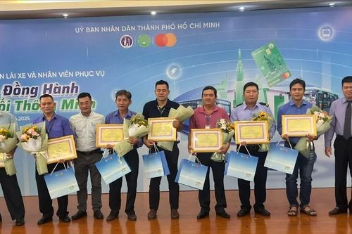 Tôn vinh 30 tài xế và nhân viên phục vụ xe buýt