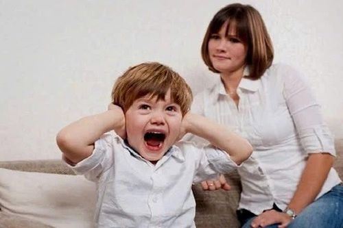Khi trẻ cáu giận, cha mẹ nên phản ứng thế nào?