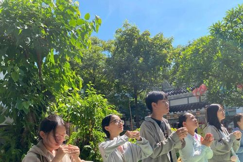 Học sinh lên chùa giải tỏa áp lực trước ngày 'vượt vũ môn'