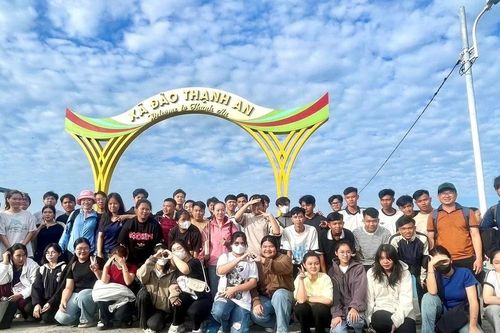 Thí sinh xã đảo duy nhất TPHCM vượt biển dự thi tốt nghiệp THPT