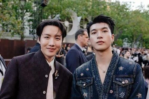 HIEUTHUHAI tự tin đọ sắc cùng thành viên đình đám BTS tại Paris Fashion Week