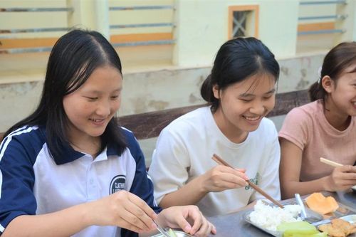 Suất ăn yêu thương tiếp sức 'sĩ tử' vùng cao Điện Biên