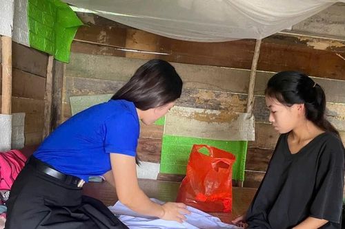 Vào tận bản Rào Tre đưa học sinh người Chứt đến trường làm thủ tục dự thi THPT
