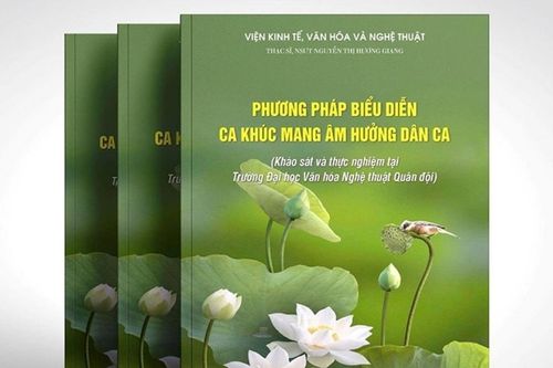 NSƯT Hương Giang ra mắt cuốn sách 'Phương pháp biểu diễn ca khúc mang âm hưởng dân ca'