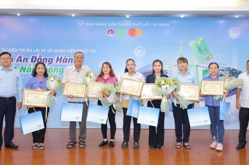 TP. Hồ Chí Minh vinh danh lực lượng xe buýt thúc đẩy chuyển đổi số ngành giao thông