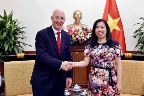 Thứ trưởng Ngoại giao Lê Thị Thu Hằng tiếp Chủ tịch Mạng lưới hữu nghị Việt Nam - Anh
