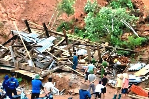 Một nhà dân bị vùi lấp do sạt lở đất tại Tuyên Quang