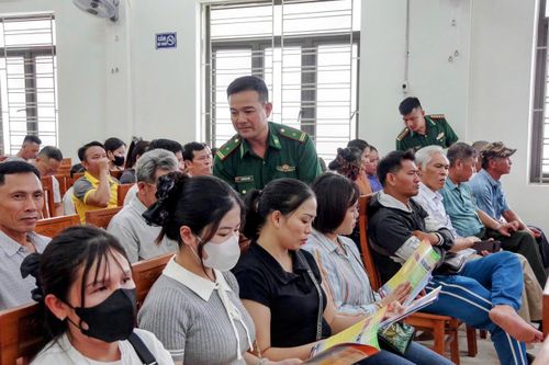Tuyên truyền Luật Phòng thủ dân sự và văn bản ứng phó thiên tai cho ngư dân biên giới biển Hải Phòng