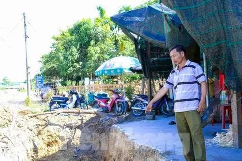 Thi công mương thoát nước QL14B dang dở, dân khổ vì bụi và nguy hiểm rình rập