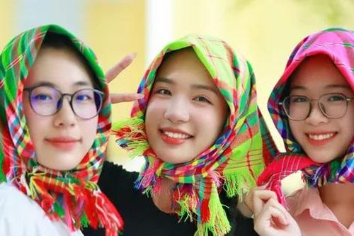 Mốt trùm khăn 'bà thím' được thí sinh Hoa hậu Việt Nam yêu thích