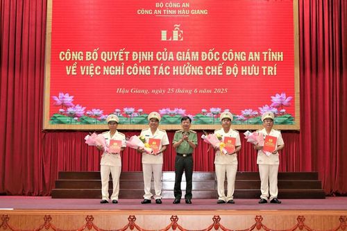 4 lãnh đạo cấp phòng Công an Hậu Giang nghỉ hưu trước tuổi