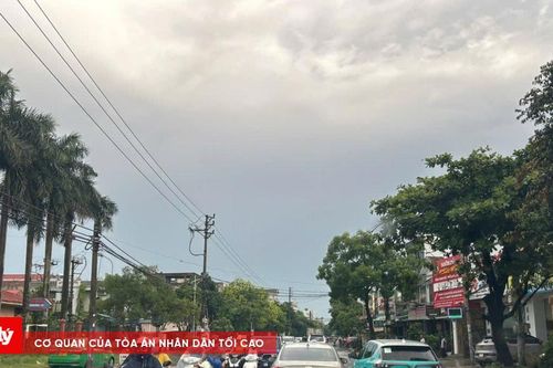 Mưa lớn, đường ngập, nhiều xe chết máy
