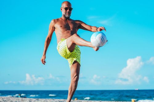 Pep Guardiola biểu diễn bóng điêu luyện ở tuổi 54