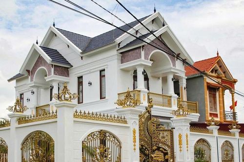 Hàng trăm cảnh sát vây bắt nhóm lừa đảo, hình ảnh nhà của đối tượng cầm đầu gây chú ý