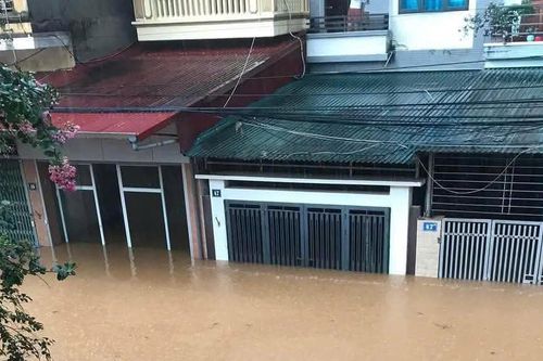 Nhà dân ở thành phố Yên Bái ngập 1m sau mưa lớn