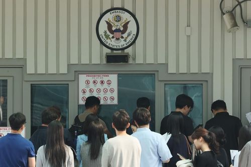 Du học sinh bỏ tiền triệu thuê người 'tẩy trắng' mạng xã hội để xin visa Mỹ