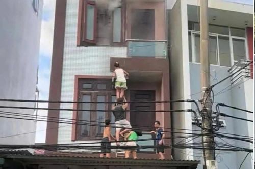 Nhà 5 tầng ở Hà Nội bất ngờ cháy dữ dội, bốn người leo mái hiên để thoát thân