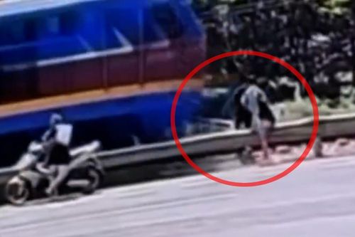 Vượt rào chắn cùng bạn gái, nam thanh niên 21 tuổi bị tàu hỏa tông tử vong
