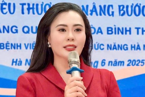 Hoa hậu Phan Kim Oanh xúc động nghị lực sống của em nhỏ nhiễm chất độc da cam