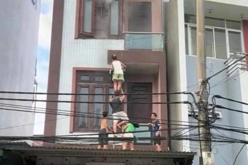 Nhà 5 tầng bất ngờ bốc cháy, 4 người leo mái hiên để thoát thân