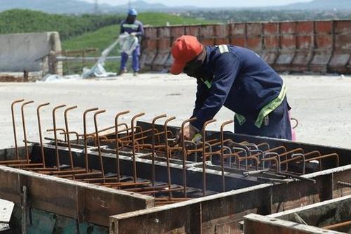 Nắng cháy da trên công trường cao tốc Vũng Áng – Bùng