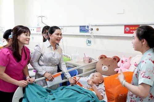 Trao quà cho bệnh nhi và hỗ trợ trẻ em có hoàn cảnh khó khăn tại 9 bệnh viện