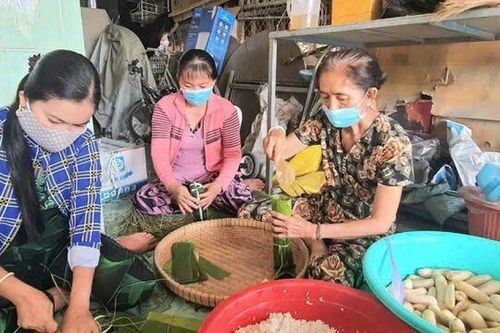 Phụ nữ tiêu biểu học tập và làm theo Bác